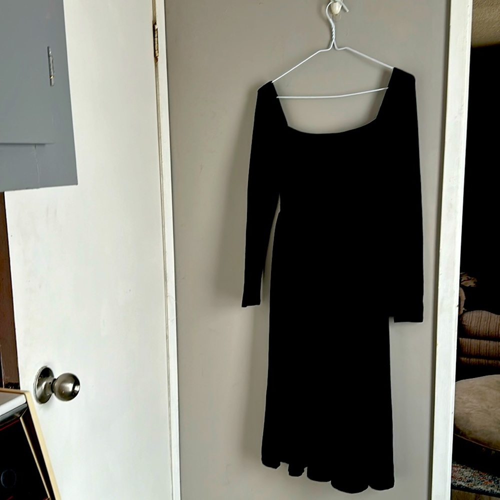 Selling my Aritzia dress. Super cozy and elegant 🔥perfect condition.